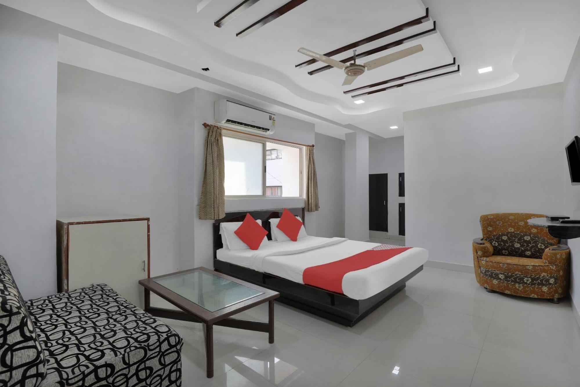 Hotel O Rudra Palace อาเมดาบัด ภายนอก รูปภาพ