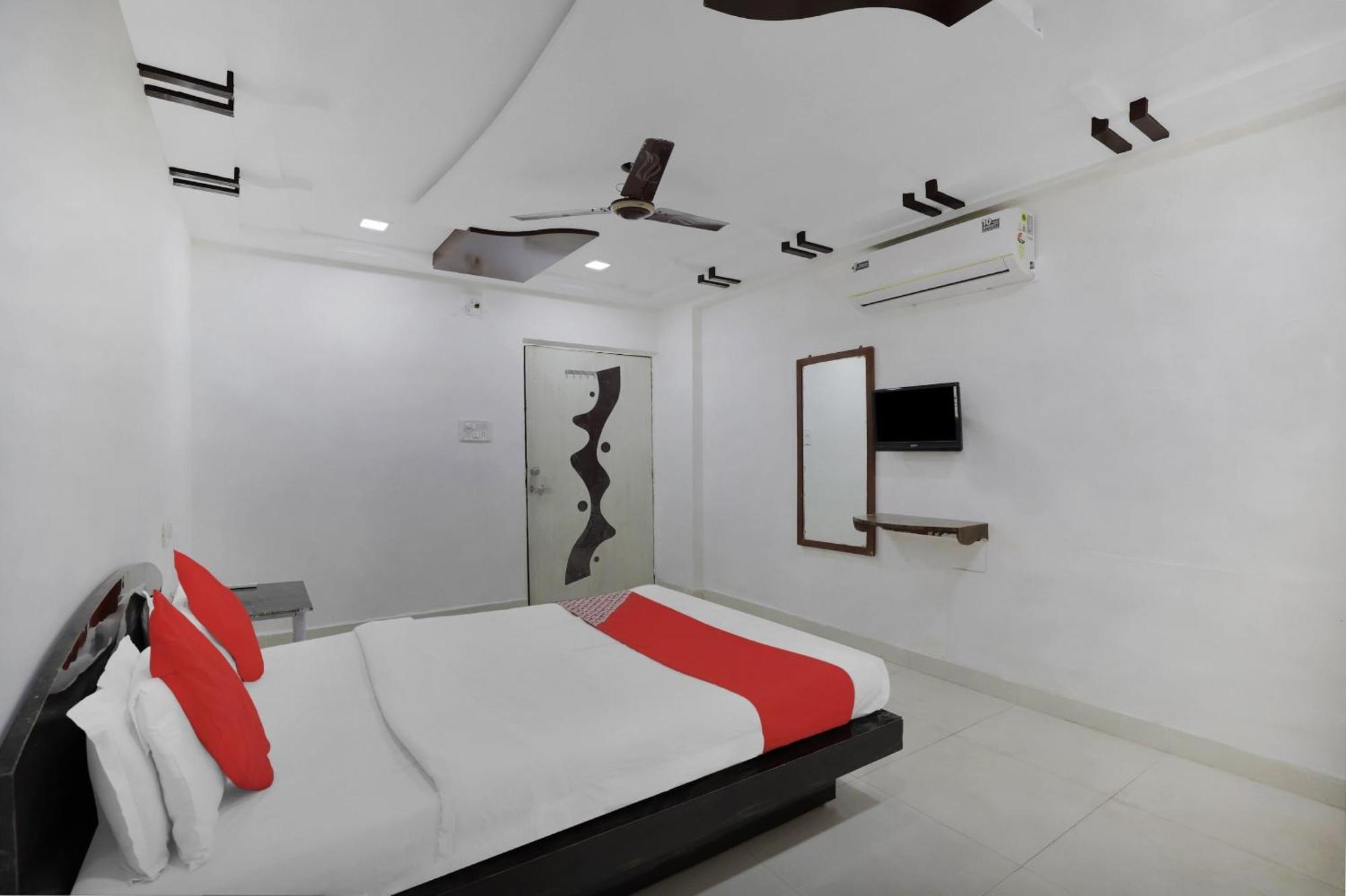 Hotel O Rudra Palace อาเมดาบัด ภายนอก รูปภาพ