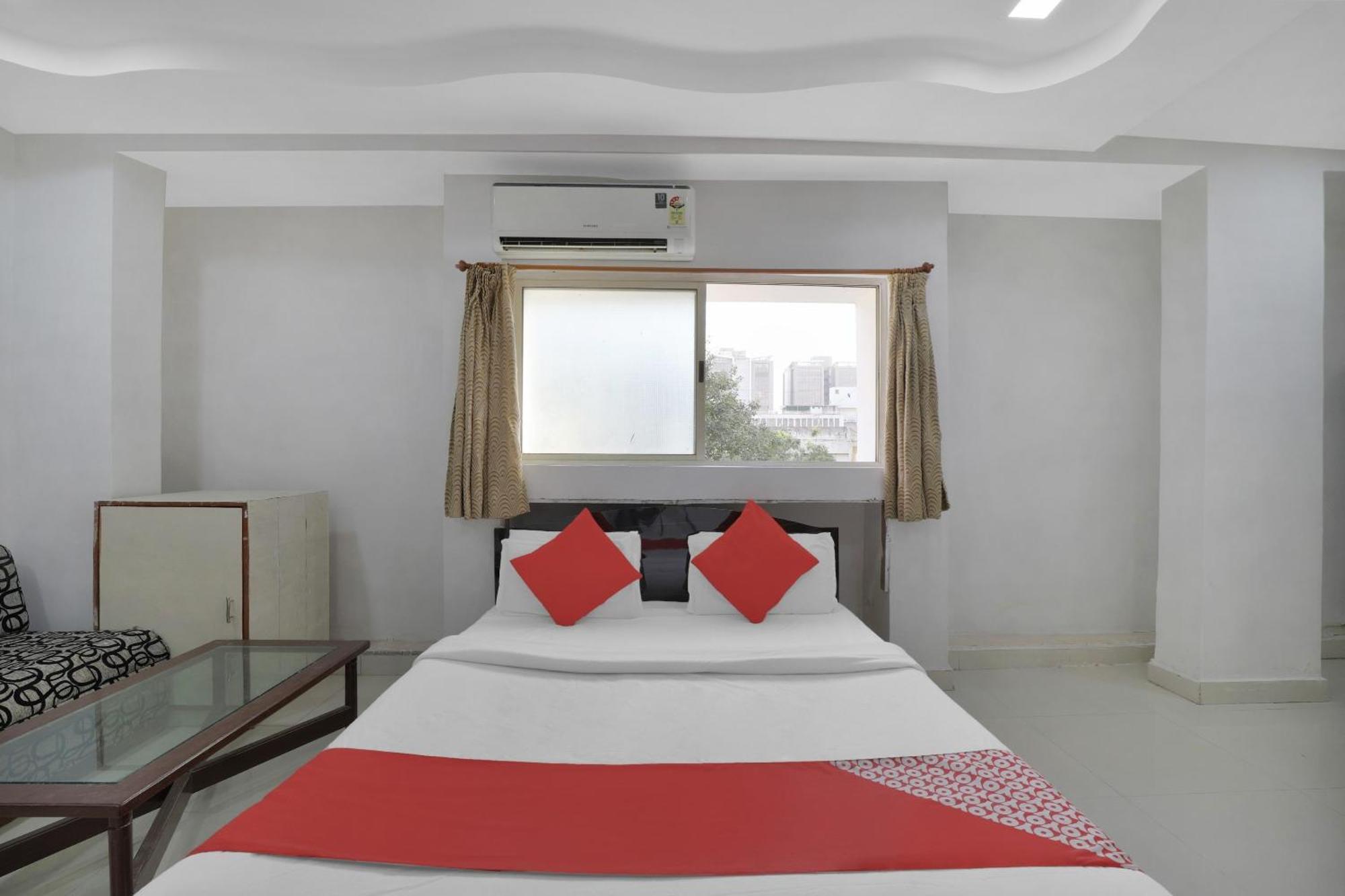 Hotel O Rudra Palace อาเมดาบัด ภายนอก รูปภาพ