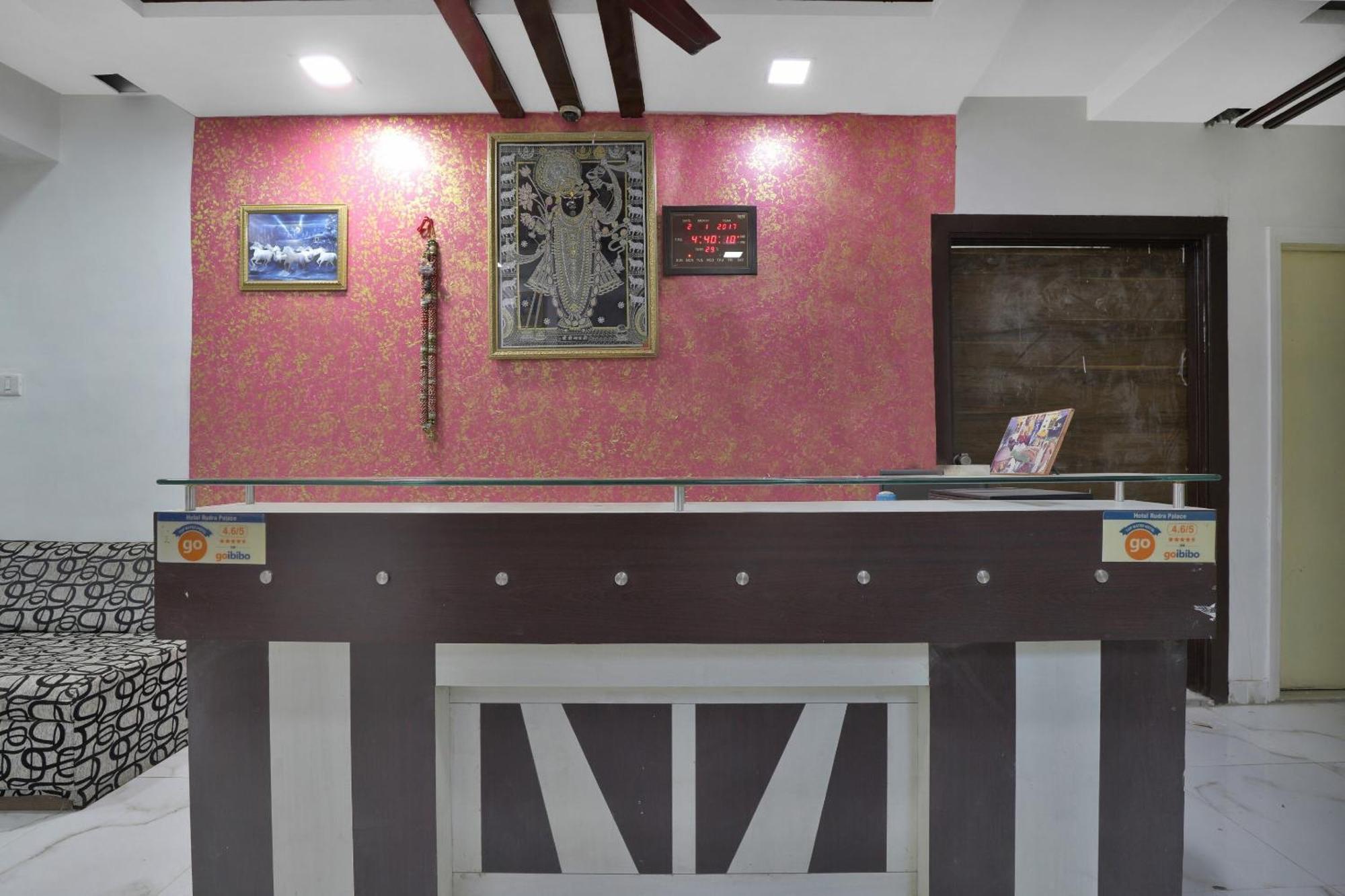 Hotel O Rudra Palace อาเมดาบัด ภายนอก รูปภาพ