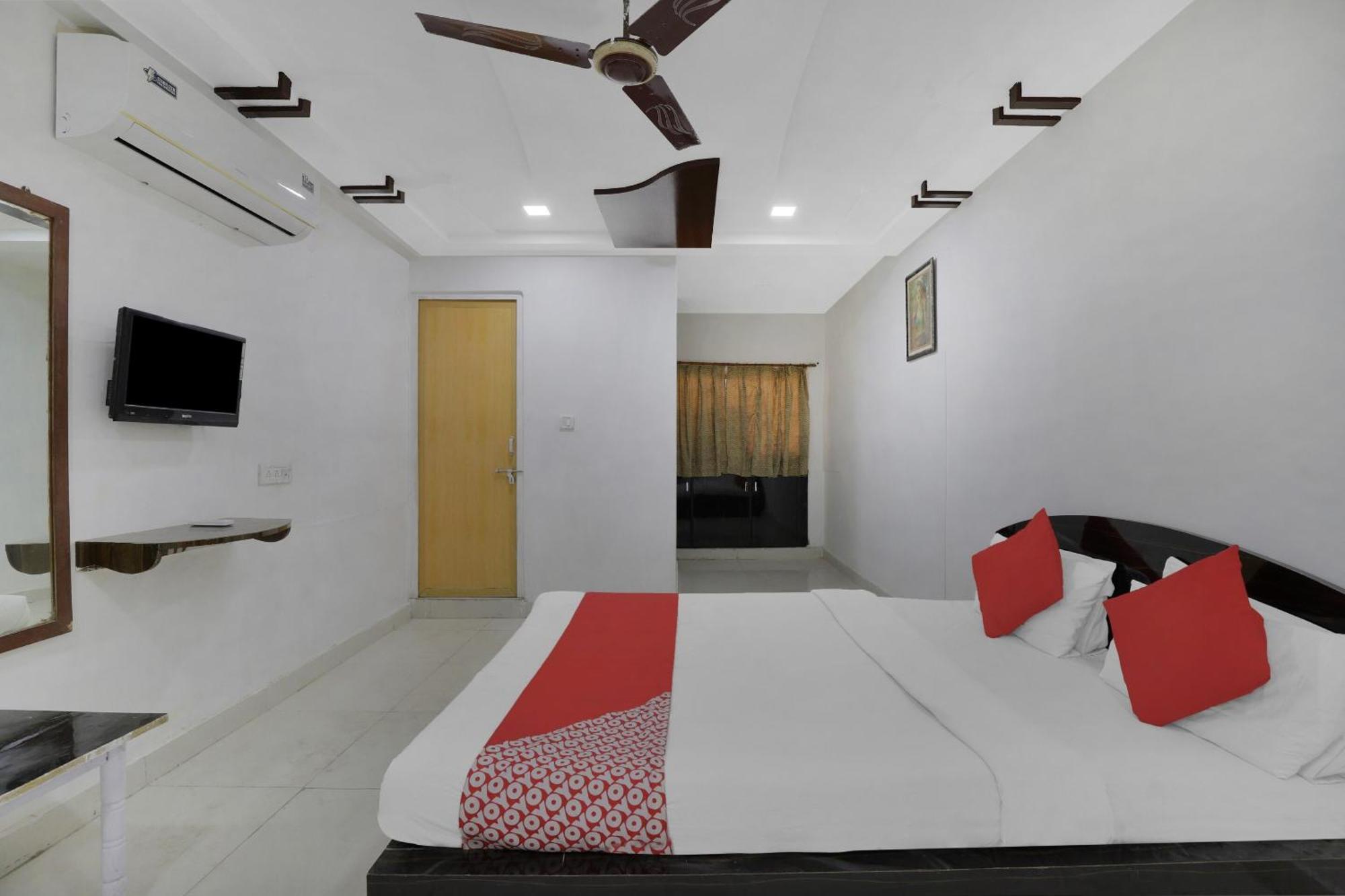 Hotel O Rudra Palace อาเมดาบัด ภายนอก รูปภาพ